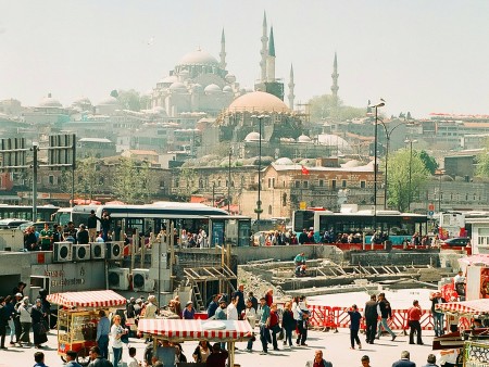 Moderne tržnice in stari minareti